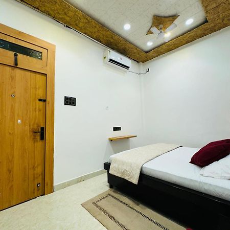 Aura Homestay Варанаси Экстерьер фото